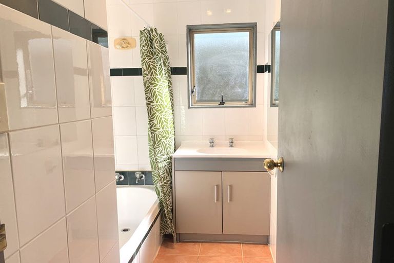 Photo of property in 2/87 Fairclough Road, Beach Haven, Auckland, 0626