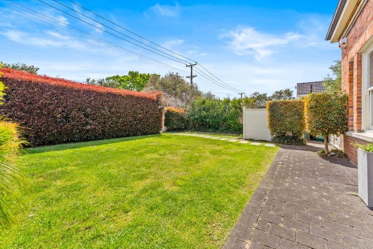 Photo of property in 14 Eversleigh Road, Belmont, Auckland, 0622