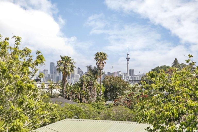 Photo of property in 1/21 Stafford Road, Northcote Point, Auckland, 0627