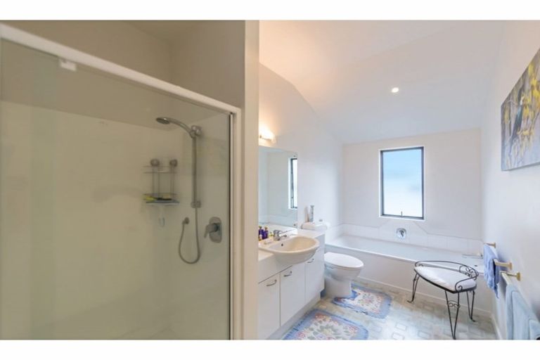 Photo of property in 3/12 Herons Way, Northcote, Auckland, 0627