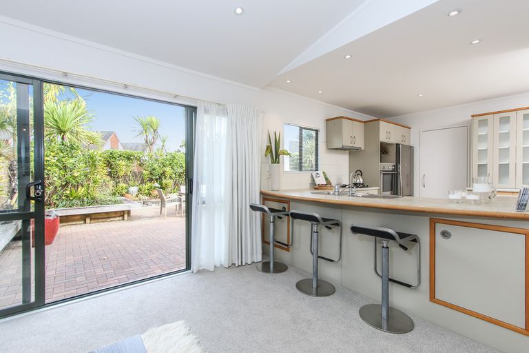 Photo of property in 21/15a Vinograd Drive, Te Atatu Peninsula, Auckland, 0610