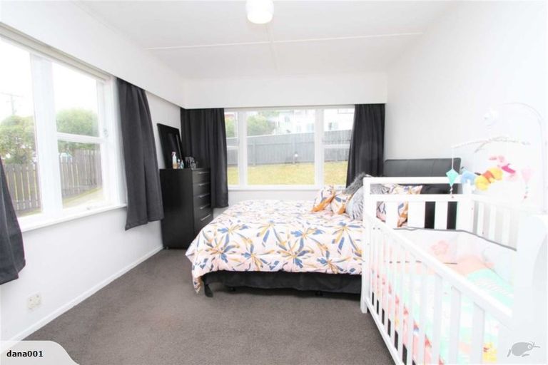 Photo of property in 31 Turville Crescent, Newlands, Wellington, 6037