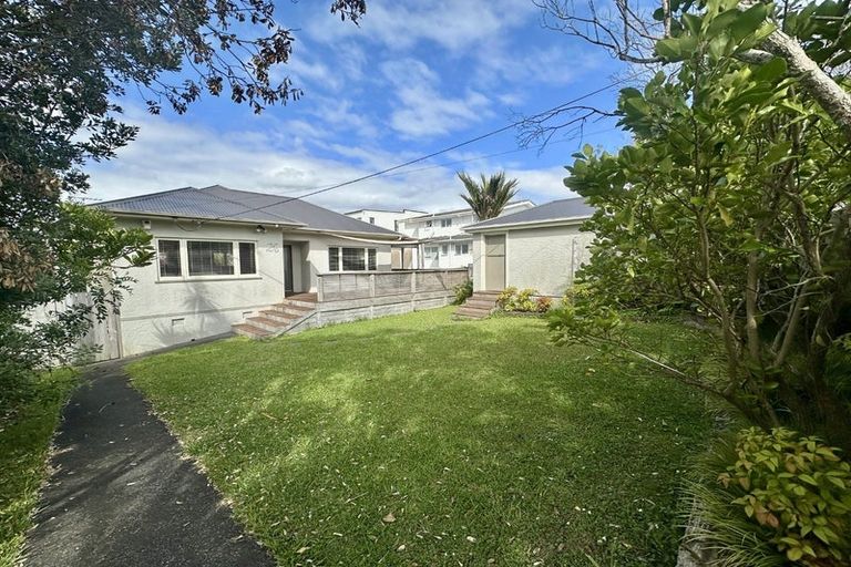 Photo of property in 2/26 Dallinghoe Crescent, Milford, Auckland, 0620