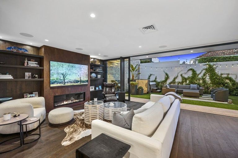 Photo of property in 222 Hurstmere Road, Takapuna, Auckland, 0622