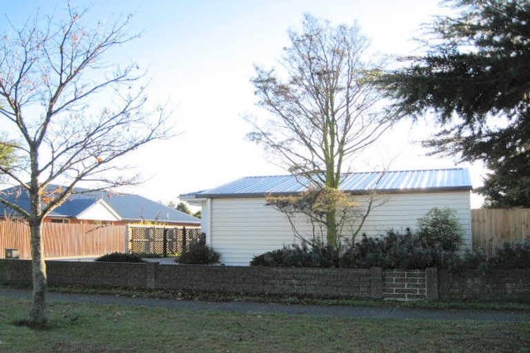 Photo of property in 2 Gregory Avenue, Islington, Christchurch, 8042