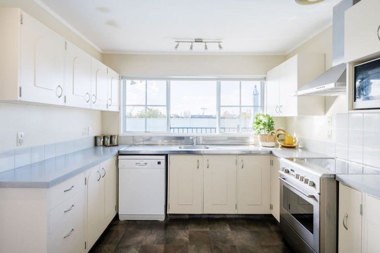 Photo of property in 12 Wilfred Street, St Andrews, Hamilton, 3200