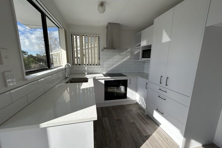 Photo of property in 2 Chablis Place, Henderson, Auckland, 0612