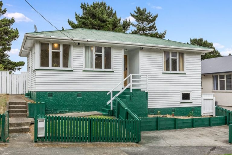 Photo of property in 12 Cornwall Crescent, Cannons Creek, Porirua, 5024
