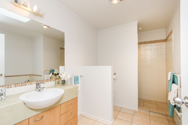 Photo of property in 21/15a Vinograd Drive, Te Atatu Peninsula, Auckland, 0610