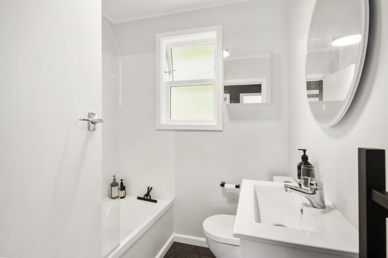 Photo of property in 100 Ruskin Road, Newlands, Wellington, 6037