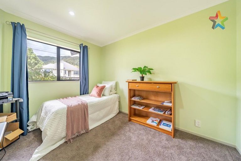 Photo of property in 5 Maru Street, Stokes Valley, Lower Hutt, 5019