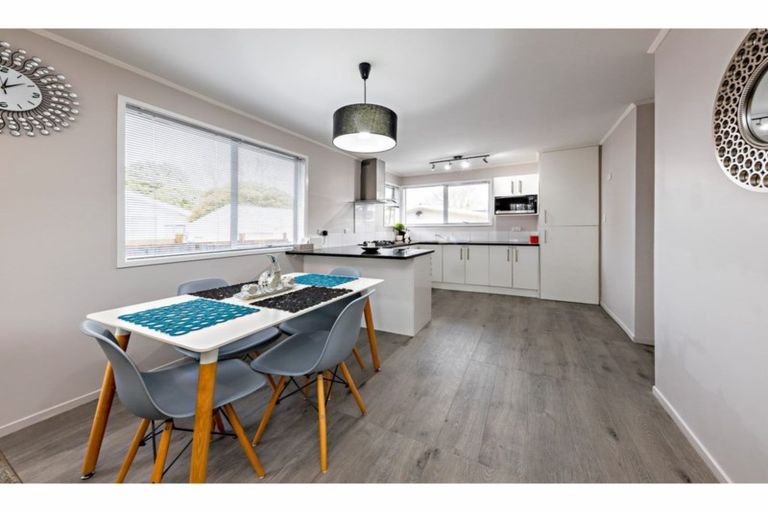 Photo of property in 11 Hinton Place, Weymouth, Auckland, 2103