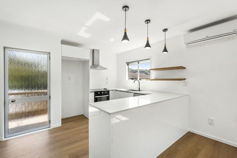 Photo of property in 2/8 Thistledew Place, Bayview, Auckland, 0629