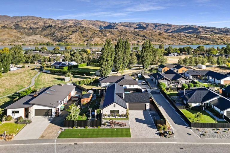 Photo of property in 52 Stratford Drive, Mount Pisa, Cromwell, 9383