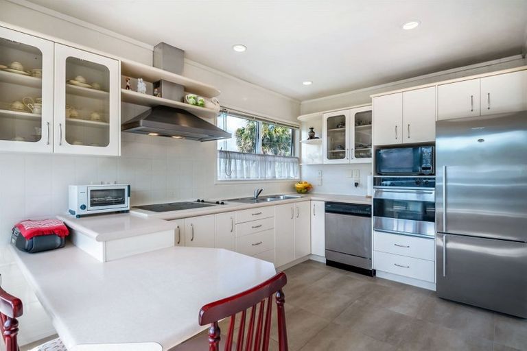 Photo of property in 4 Meadowvale Avenue, Forrest Hill, Auckland, 0620