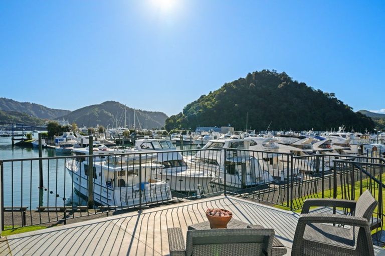 Photo of property in 37 Waikawa Road, Picton, 7220