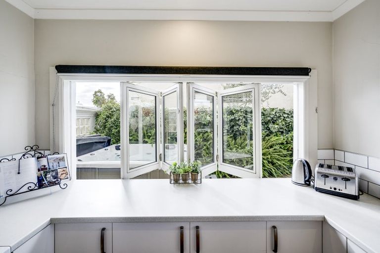 Photo of property in 27 Thompson Road, Bluff Hill, Napier, 4110