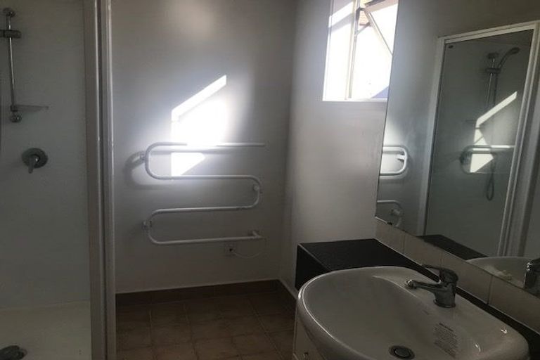 Photo of property in 18 Stolford Crescent, New Lynn, Auckland, 0600