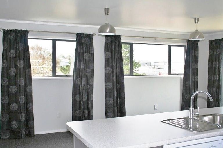 Photo of property in 16a Woodall Place, Totara Vale, Auckland, 0627