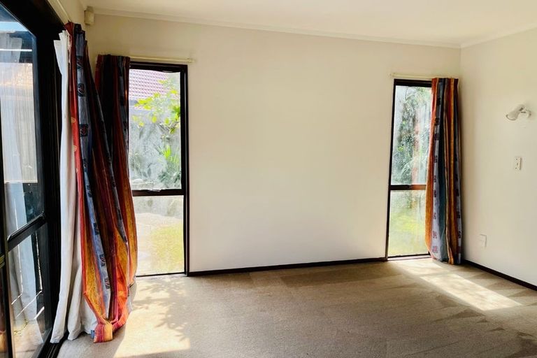 Photo of property in 11 Walter Strevens Drive, Conifer Grove, Takanini, 2112