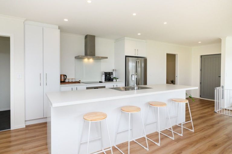 Photo of property in 12 Corsica Court, Fitzherbert, Palmerston North, 4410