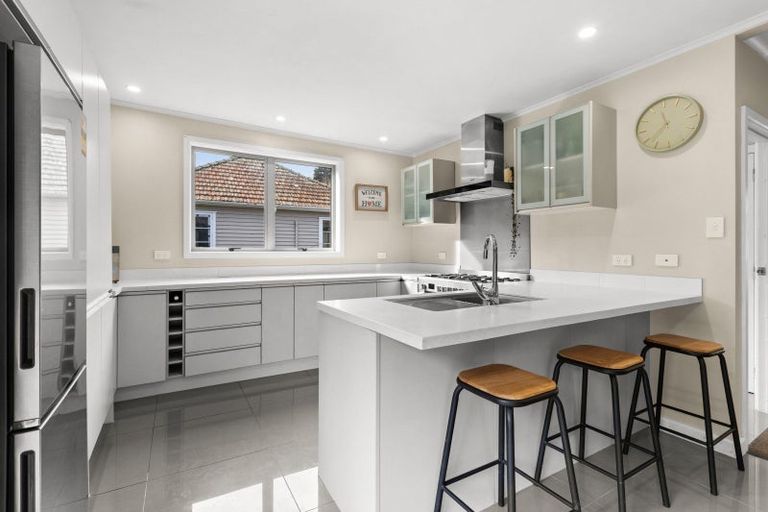 Photo of property in 2 Main Street, Hospital Hill, Napier, 4110