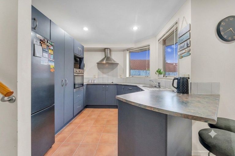 Photo of property in 27 View Ridge Drive, Ranui, Auckland, 0612