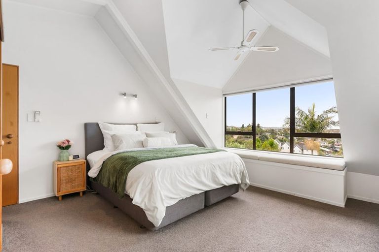 Photo of property in 1/305 Glenfield Road, Glenfield, Auckland, 0629