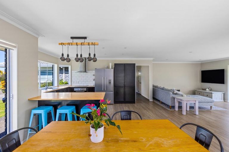 Photo of property in 33 Maygrove Drive, Orewa, 0931