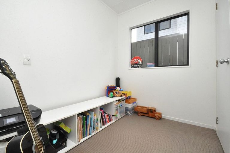 Photo of property in 1/16 Glucina Avenue, West Harbour, Auckland, 0618