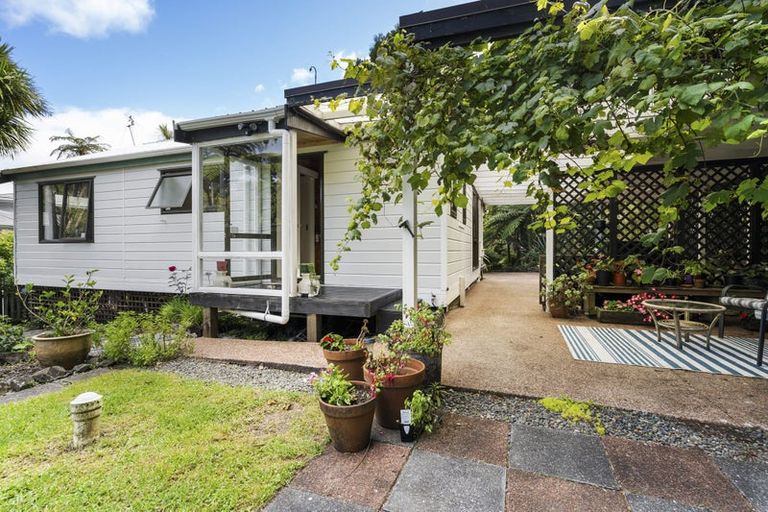 Photo of property in 44 Turanga Road, Henderson Valley, Auckland, 0612