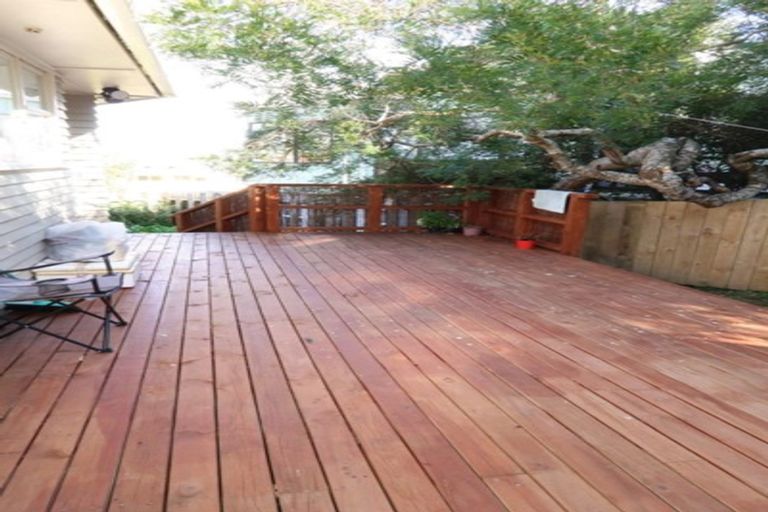 Photo of property in 1 Mckelvey Place, Tawa, Wellington, 5028