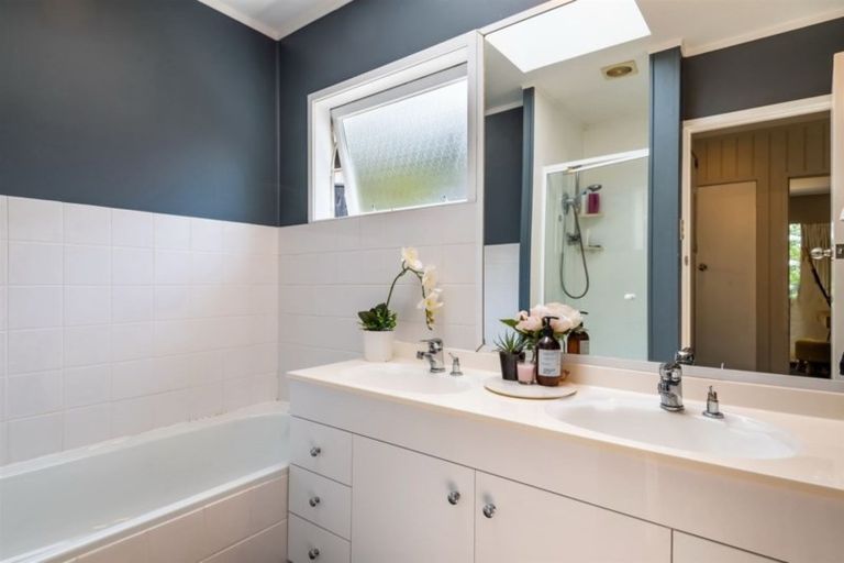 Photo of property in 98 Park Hill Road, Birkenhead, Auckland, 0626