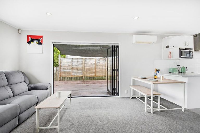 Photo of property in 2/17 Kemp Road, Massey, Auckland, 0614