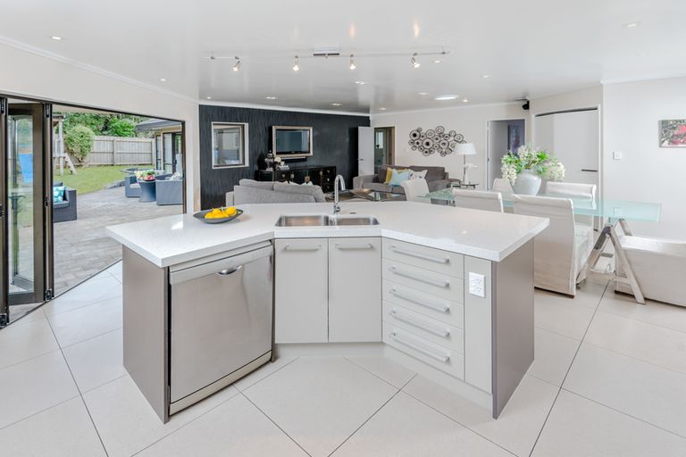 Photo of property in 11 Woodview Rise, Botany Downs, Auckland, 2010