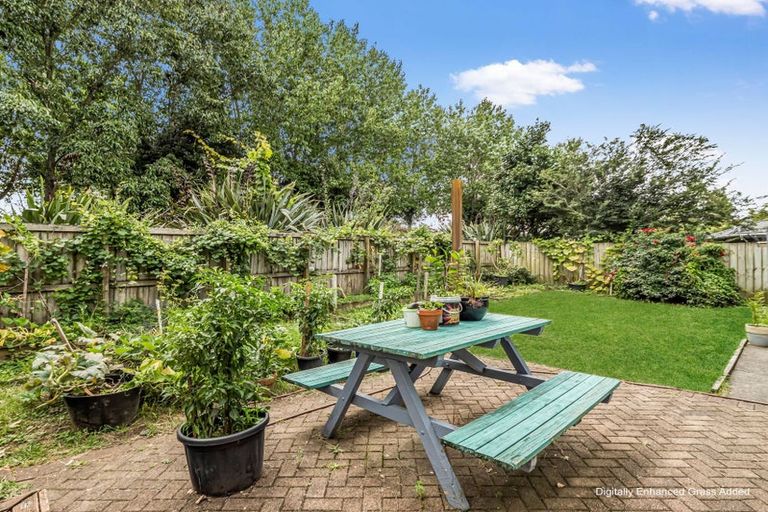 Photo of property in 92 Riverton Drive, Randwick Park, Auckland, 2105