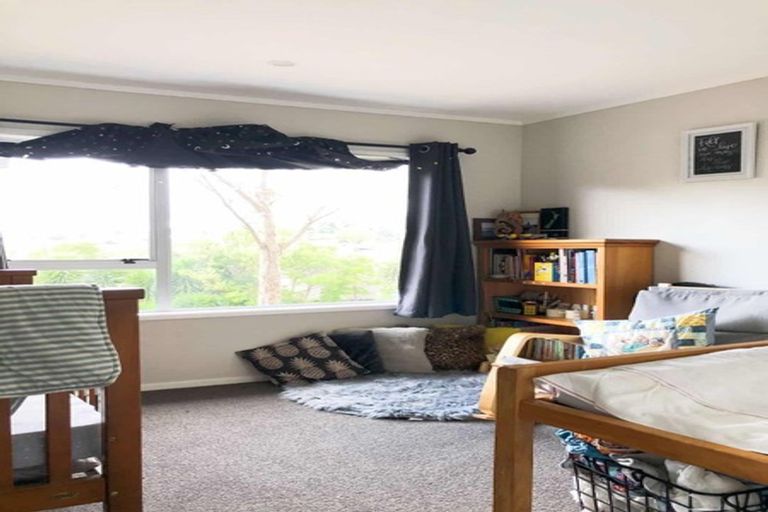 Photo of property in 22 Cedar Heights Avenue, Massey, Auckland, 0614