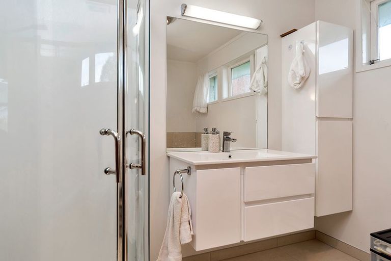 Photo of property in 32 Rosewarne Crescent, Glendene, Auckland, 0602