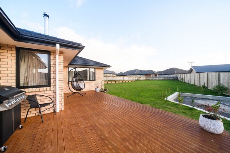 Photo of property in 19 Monaco Grove, Fitzherbert, Palmerston North, 4410