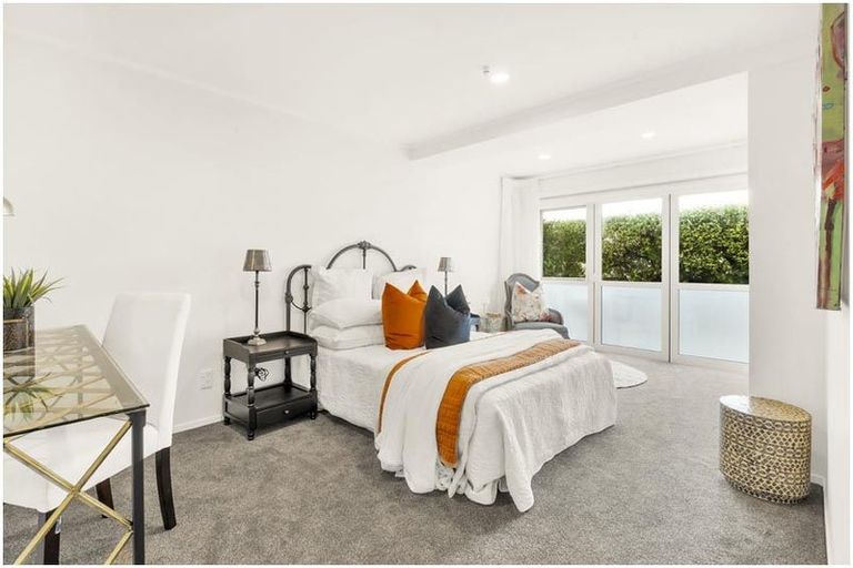 Photo of property in 2/24 Selwyn Road, Cockle Bay, Auckland, 2014