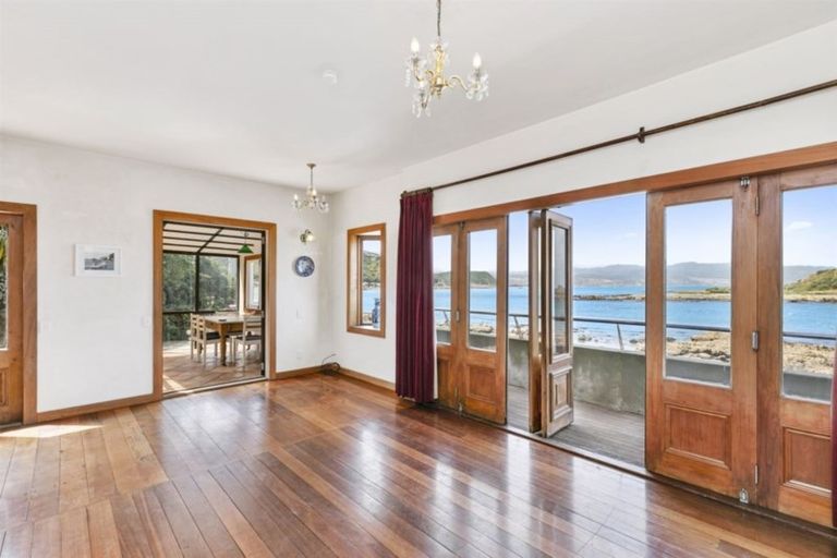 Photo of property in 330 The Esplanade, Island Bay, Wellington, 6023