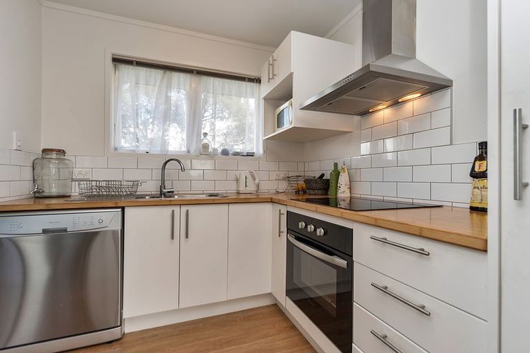 Photo of property in 32 Rosewarne Crescent, Glendene, Auckland, 0602