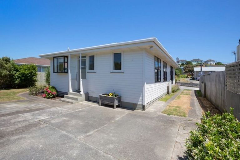 Photo of property in 87 Te Pene Avenue, Titahi Bay, Porirua, 5022