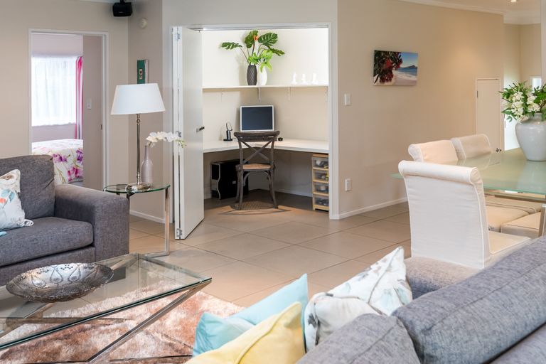 Photo of property in 11 Woodview Rise, Botany Downs, Auckland, 2010