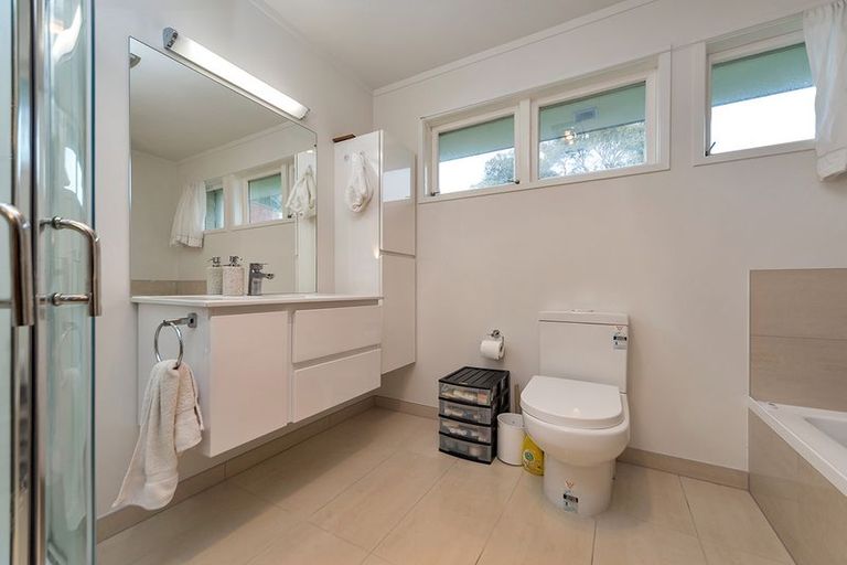 Photo of property in 32 Rosewarne Crescent, Glendene, Auckland, 0602