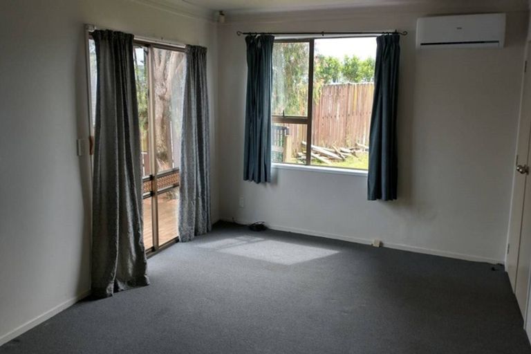 Photo of property in 16 Massine Place, Randwick Park, Auckland, 2105