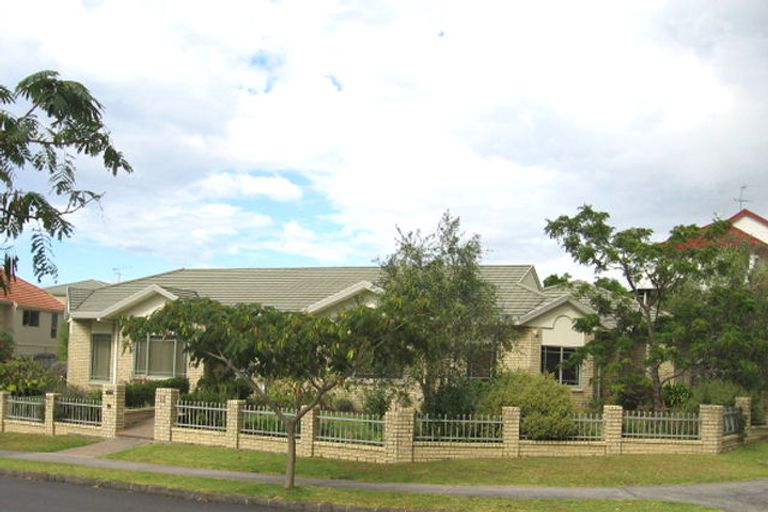 Photo of property in 12 Hogarth Rise, West Harbour, Auckland, 0618