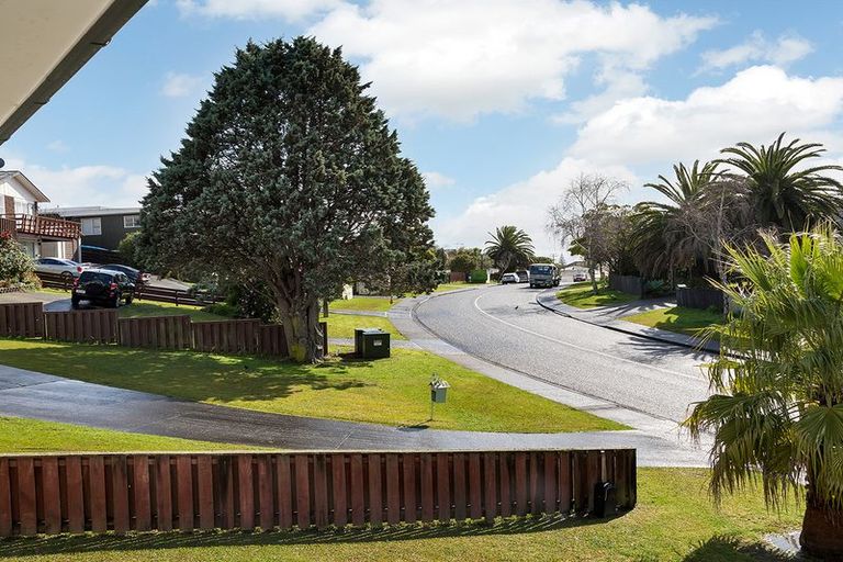 Photo of property in 32 Rosewarne Crescent, Glendene, Auckland, 0602