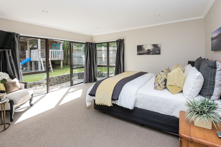 Photo of property in 11 Woodview Rise, Botany Downs, Auckland, 2010