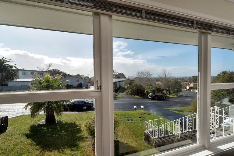 Photo of property in 32 Rosewarne Crescent, Glendene, Auckland, 0602